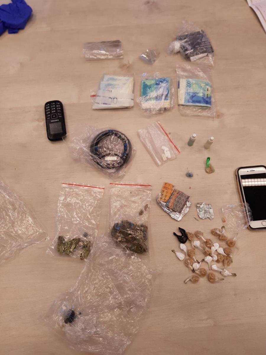 הסמים והכסף שנמצאו במסיבה (צילום ארכיון: דוברות המשטרה)